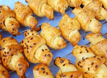 Assortiment de 24 minis feuilletés croissant fromage